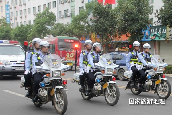 江西婺源:摩托騎警服務(wù)“最美鄉(xiāng)村”(