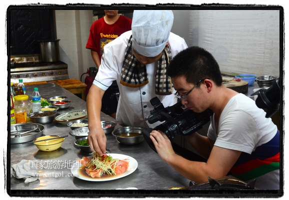 此次攝制組通過拍攝婺源代表名菜糊豆腐、粉蒸肉、荷包紅魚、賽鵝頸及地方小吃清明果、灰汁果、糯米子糕等來詮釋婺源美食經(jīng)典，展示婺源食文化，打造獨屬婺源的美食符號。