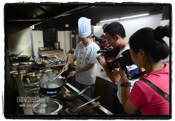 此次攝制組通過拍攝婺源代表名菜糊豆腐、粉蒸肉、荷包紅魚、賽鵝頸及地方小吃清明果、灰汁果、糯米子糕等來詮釋婺源美食經(jīng)典，展示婺源食文化，打造獨屬婺源的美食符號。