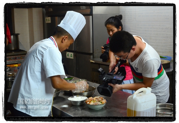 此次攝制組通過拍攝婺源代表名菜糊豆腐、粉蒸肉、荷包紅魚、賽鵝頸及地方小吃清明果、灰汁果、糯米子糕等來詮釋婺源美食經(jīng)典，展示婺源食文化，打造獨屬婺源的美食符號。