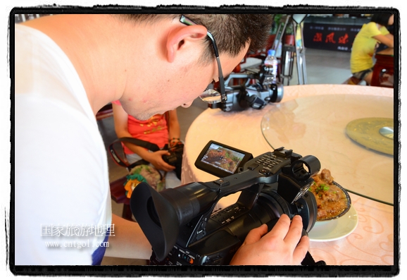 此次攝制組通過拍攝婺源代表名菜糊豆腐、粉蒸肉、荷包紅魚、賽鵝頸及地方小吃清明果、灰汁果、糯米子糕等來詮釋婺源美食經(jīng)典，展示婺源食文化，打造獨屬婺源的美食符號。