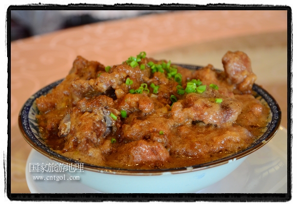 此次攝制組通過拍攝婺源代表名菜糊豆腐、粉蒸肉、荷包紅魚、賽鵝頸及地方小吃清明果、灰汁果、糯米子糕等來詮釋婺源美食經(jīng)典，展示婺源食文化，打造獨屬婺源的美食符號。