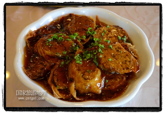 此次攝制組通過拍攝婺源代表名菜糊豆腐、粉蒸肉、荷包紅魚、賽鵝頸及地方小吃清明果、灰汁果、糯米子糕等來詮釋婺源美食經(jīng)典，展示婺源食文化，打造獨屬婺源的美食符號。