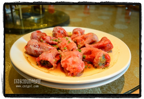 此次攝制組通過拍攝婺源代表名菜糊豆腐、粉蒸肉、荷包紅魚、賽鵝頸及地方小吃清明果、灰汁果、糯米子糕等來詮釋婺源美食經(jīng)典，展示婺源食文化，打造獨屬婺源的美食符號。