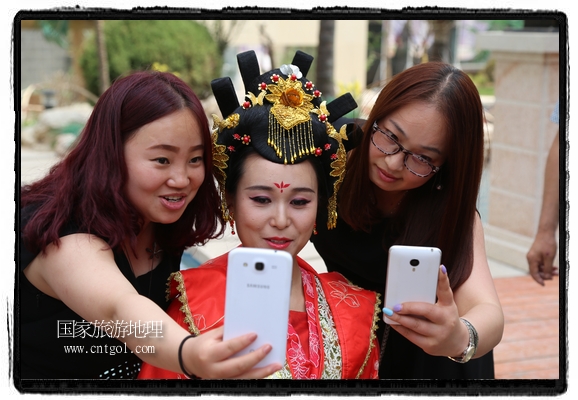 6月19日，端午節(jié)的前一天，甘肅平?jīng)鍪嗅轻紖^(qū)南山公園澳廈麗灣小區(qū)“邀請(qǐng)”唐朝被譽(yù)為四大美女之一的“楊貴妃”前來(lái)與市民見(jiàn)面，共度“端午佳節(jié)”。期間，“貴妃娘娘”由一名解說(shuō)人員做向?qū)?，與小區(qū)居民一同游玩、賞景、互敬酒水、合影留念，并現(xiàn)場(chǎng)贈(zèng)送大人小孩粽子、香包和糖果。