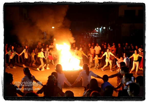 甘肅平?jīng)鍪嗅轻脊沛?zhèn)舉辦了篝火晚會，1000余名市民參與其中，大家載歌載舞，在歡快熱鬧的氣氛中為每一位父親送祝福。父親節(jié)（Father's Day），顧名思義是感恩父親的節(jié)日。約始于二十世紀(jì)初，起源于美國，現(xiàn)已廣泛流傳于世界各地，節(jié)日日期因地域而存在差異。