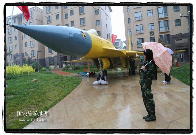 小區(qū)突然出現(xiàn)“飛機坦克”，其中殲15艦載戰(zhàn)斗機一架、99式主戰(zhàn)坦克一輛、武直-10武裝直升機一架，吸引了眾多市民雨中圍觀、合影。