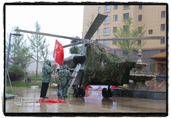 小區(qū)突然出現(xiàn)“飛機坦克”，其中殲15艦載戰(zhàn)斗機一架、99式主戰(zhàn)坦克一輛、武直-10武裝直升機一架，吸引了眾多市民雨中圍觀、合影。