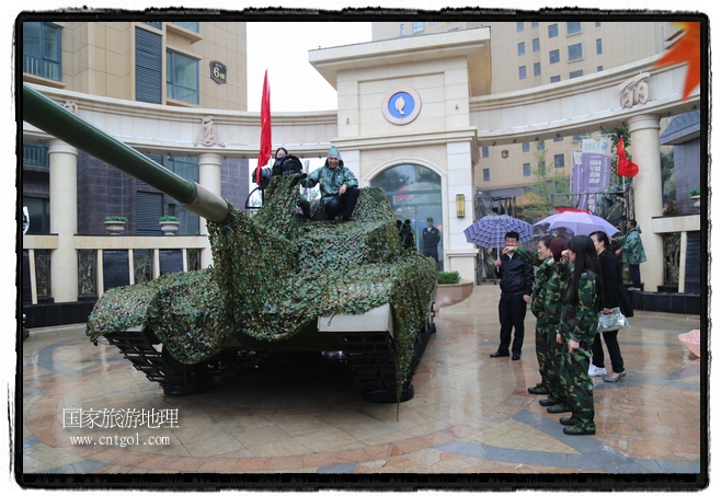 小區(qū)突然出現(xiàn)“飛機坦克”，其中殲15艦載戰(zhàn)斗機一架、99式主戰(zhàn)坦克一輛、武直-10武裝直升機一架，吸引了眾多市民雨中圍觀、合影。