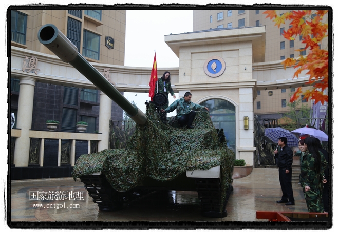 小區(qū)突然出現(xiàn)“飛機坦克”，其中殲15艦載戰(zhàn)斗機一架、99式主戰(zhàn)坦克一輛、武直-10武裝直升機一架，吸引了眾多市民雨中圍觀、合影。