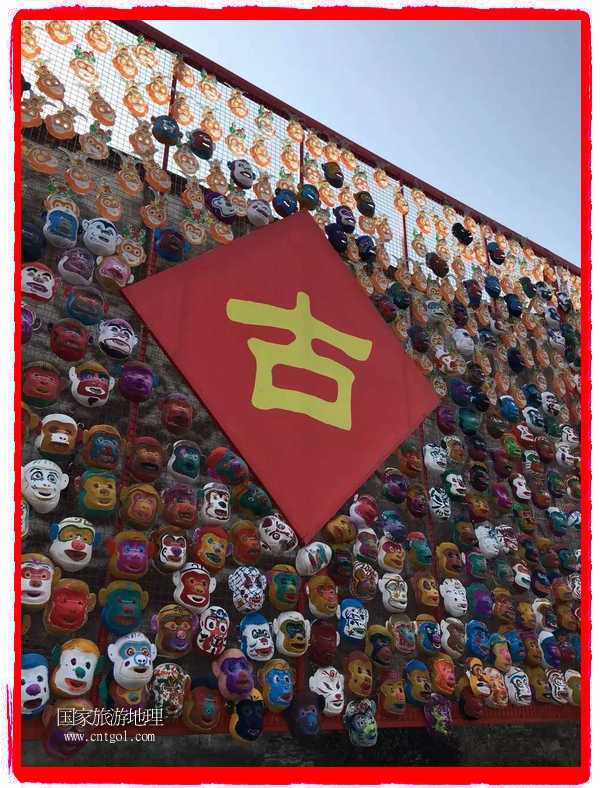 中國(guó)規(guī)模最大的猴面具彩繪在南潯古鎮(zhèn)展示。猴子真是今年最紅的動(dòng)物。 