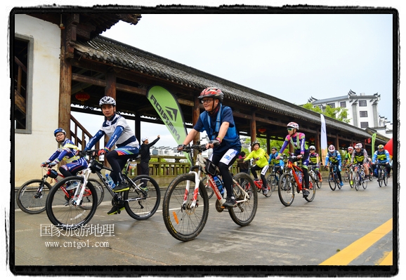 來自江西、安徽、浙江、福建等省市近千名選手參加了比賽，婺源賽道沿途的秀美風(fēng)光和徽派古村落，給參賽選手留下美好的印象。