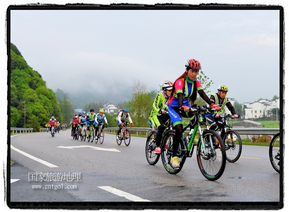 來自江西、安徽、浙江、福建等省市近千名選手參加了比賽，婺源賽道沿途的秀美風(fēng)光和徽派古村落，給參賽選手留下美好的印象。